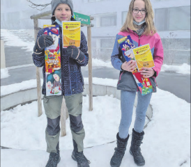 Nevio Negri und Celina Blatter. Die Sieger in der Kategorie 5./6. Primar freuen sich über die Auszeichnung und die süsse Überraschung. (Bild: zVg.)