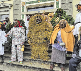 Die gesamte Bärzeli-Gruppe versammelt sich vor dem Schulhaus Hallwil. (Bilder: Andreas Walker)