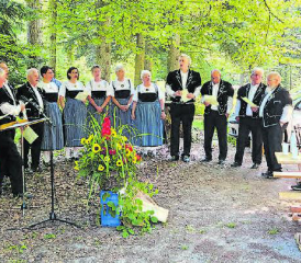 Das Jodlerchörli Suhrental stimmte am ersten Sommergottesdienst der Kirche Rued beim Waldhaus schöne Lieder an. (Bild: zVg.)