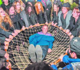 Bewaffnet mit Grasbogen gehen die Meitli auf Männerfang. (Bild: zVg)