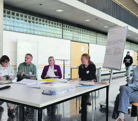 Sepp Wey (4.v.l.) und Kilian Wigger (rechts) stellen den Verein Lebensweise Rickenbach 60plus vor. (Bild: zVg.)