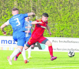 Die Einscheidung: Der Schöftler Sead Selishta zieht an den Grenchner Verteidigern vorbei und erzielt in der 91. Minute das 2:0. (Bild: Otto Lüscher)