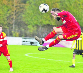 König der Lüfte: Schöftlands Samuel Fernandes Da Silva ergattert sich den Ball, beobachtet von Jan Schneider. (Archivbild: Otto Lüscher)