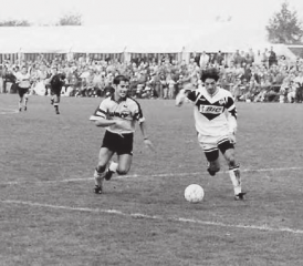 Szene aus dem Spiel von 1992: Der Gunzwiler Markus Müller (l.) gegen den Titelverteidiger aus Lugano (Schulussresultat: 2:7). Die Tessiner gewannen später in dieser Saison den Schweizer Cup erneut, im Final gegen die Grasshoppers. (Archivbild: zVg.)