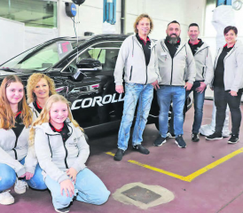 Wie immer gut gelaunt: Familie und Belegschaft der Garage Brun begrüssten während drei Tagen viele Gäste an der Aarauerstrasse 44 in Reinach. (Bilder: rc.)