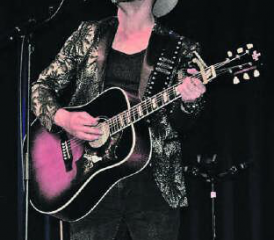 Tobey Lucas bescherte dem Publikum, auch dank seines Outfits, das Gefühl von Nashville. (Bild: hh)