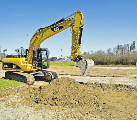 Der Bau des Buchser Sammelhofes ist lanciert: Die 40 x 20 Meter grosse Halle kommt auf die Fläche hinter dem Bagger zu stehen, im Hintergrund die Kehrricht-Verbrennungsanlage. (Bild: wr)