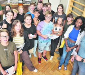 Zahlreiche Schüler besuchten die Tischmesse in der alten Schöftler Turnhalle: Im Bild die Klasse Real 2a mit Lehrer Richard Suter (rechts). (Bild: aw.)