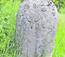 Kantonaler Grenzstein zwischen Menziken und Maihusen von 1512, Luzerner Seite. (Bild: Christian Märki)