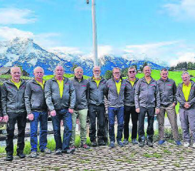 Elf Männer (noch nicht) im Schnee. Auf der Turnfahrt der Männerriege Uerkheim gab es später eine Schneeballschlacht. (Bild: zVg.)