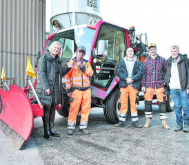 Jeannine Fritschi-Lüscher übergibt Manfred Feldmann die Schlüssel des neuen Fahrzeugs. Mit dabei auch seine Arbeitskollegen Takim Reckoski, Samuel Omlin und Gemeinderat Andreas Ott. (Bild: Raphael Nadler)