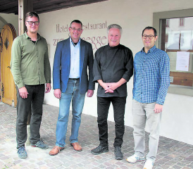 Freuen sich über die gelungene Renovation der Schneggen-Zimmer: (v.l.) Philippe Crameri, Geschäftsleiter Stiftung Lebenshilfe, Ralf von der Heyde, designierter Betriebsleiter Schneggen, sein Vorgänger Peter Jörimann, Michael Dubach, Leiter Liegenschaften Gemeinde Reinach. (Bilder: rms.)