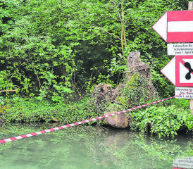 Alles verboten. Das bisher temporär gültige Verbot für die Befahrung des Aabachs gilt jetzt ganzjährig. Nur noch Badekleider und Schwimmflügeli sind erlaubt. (Bild: rc.)