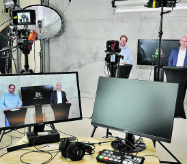 Informationen zur Fusionsprüfung von Menziken und Burg: Auch für die gewandten Redner Marcel Schuller (l.), Gemeindeammann auf der Burg und Erich Bruderer, Gemeindeammann von Menziken, war die Aufzeichnung der Videobotschaft eine neue Erfahrung. (Bild: pk.)