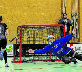 Reinacher Torhüterin im Fokus: Dieser Schuss ging zwar daneben, dennoch erwies sich Bremgarten als treffsicherer. (Bild: Roland Wick)