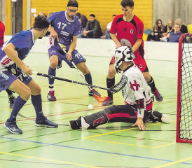 Reinacher Powerplay: Lukas Hediger (Mitte) bringt den nach 20 Minuten eingewechselten Aarauer Hüter Chai Keller in Bedrängnis. (Bilder: Roland Jaus)