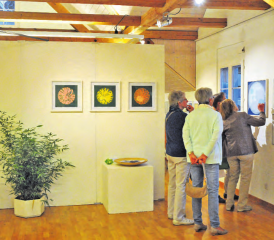 Vernissage der Herbstausstellung des Kulturforums Rickenbach: Die Künstlerin Elvira Schmed präsentiert heuer ihre Werke der Öffentlichkeit. Herbert Liechti (l.) und Christoph Schuler sorgen für die musikalische Umrahmung. (Bilder: mla.)