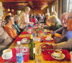 Die Besucher genossen für dieses Jahr das letzte Mal das gemütliche Ambiente und die tolle Aussicht im Ischlag-Kafi des gemeinnützigen Frauenvereins Menziken/Burg. (Bild: dr.)