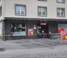 Inzwischen sind auch die Parkplätze vor dem Denner abgesperrt. Die Tafel spricht von einem Umbau. (Bilder: Roland Marti)