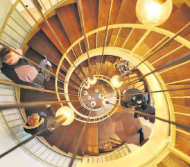 Vom Lieblingsplatz der Architekten aus gesehen: Im obersten Geschoss der Bank eröffnet sich ein prächtiger Blick auf die Wendeltreppe namens «Walzertraum».