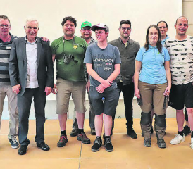 Die vielen Beteiligten rund um das Natur-Projekt bei der Stiftung Lebenshilfe in Reinach: Projektleiter Roger Eggenschwiler und Referent Hanspeter Latour (2. und 3. v.l.) freuten sich über das enorme Interesse des Publikums.