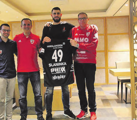 Er passt oben und unten nicht auf das Bild: Der über zwei Meter grosse Martin Slaninka mit den Clubverantwortlichen nach der Vertragsunterzeichnung. (Bild: zVg.)