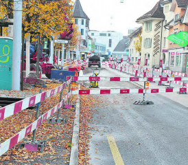 Reinach: Die Erneuerung der beiden Bushaltestellen «Saalbau» ist fast abgeschlossen, das Nadelöhr auf der stark befahrenen Kantonsstrasse verschwindet. (Bilder: rc.)