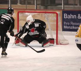 Rheitals Pascal Obrist schiesst, der Puck flutscht am rechten Schoner von Torhüter Andrin Kunz ins Tor, Simon Koch schaut zu. (Bild: Remo Conoci)