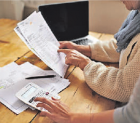 Gemeinsam werden die administrativen Aufgaben erledigt.