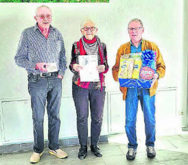 Vor dem Nachtessen wurden die besten Jasser ausgezeichnet: Werner Schweizer, Emmi Rodel und Richard Wullschleger. (von links) (Bild: zVg.)