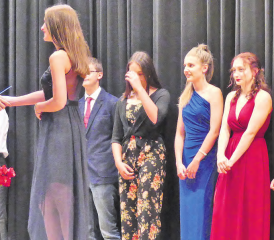 Ein besonderer Moment: Die Klassenlehrpersonen überreichen den Schulabgängern ihre Zeugnisse und eine rote Rose. Im Bild die Klasse B3b. (Bilder: moha.)