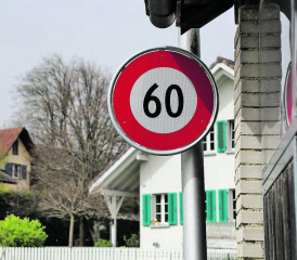 Das Mysterium ist gelöst: Hinter der Temporeduktion steckt ein Anliegen von Anwohnern. Wie schnell man nach einer Tempobeschränkung fahren darf, ist aber vielen Automobilisten nicht klar. (Bilder: rc.)
