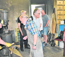 Manch heisses Eisen wurde in der Alten Schmitte geschmiedet: Am Amboss Hans Meyer (l.), Bildmitte Bruno Altherr von der Gutenbergwerkstatt Reitnau. (Bild: aw.)