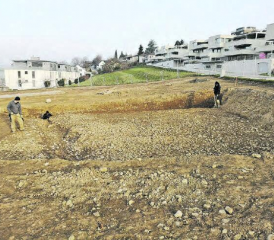 Römischer Strassenabschnitt in Seengen: Das Grabungsteam der Kantonsarchäologie auf dem 7 Meter breiten römischen Strassenabschnitt. Der Grabungsmitarbeiter hinten links steht im ausgehobenen Strassengraben. (Bild: zVg.)