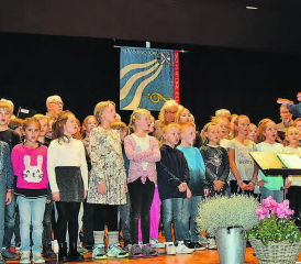 Erfrischend jugendliche Stimmen: Der Männerchor Schmiedrued wurde anlässlich seines Jahreskonzertes vom Schülerchor Schlossrued unterstützt. (Bilder: st.)