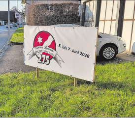 Grosse Ereignisse werfen ihre Schatten voraus: Werbeblache fürs Leimbacher Jubiläumsdorffest am Strassenrand. (Bild: Roland Marti)