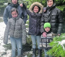 Helfen immer gerne junge Tannenbäume anzupflanzen (v.l.) Bentley, Beatrice, Harley Jr., Penelope und Ernesto Werffeli. (Bild: zVg.)