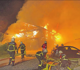 Grossbrand in Müswangen: In der Scheune, die Feuer fing, kamen auch 12 Tiere zu Tode. (Bild: pz.)