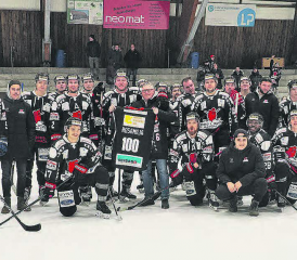Marco Rosamilia ist der zweite Spieler, der bei den Red Lions Reinach seinen 100. Einsatz feiern konnte. RLR-Präsident Martin Zobrist wird das Leibchen mit der «100» gleich an den Jubilaren hinter sich weitergeben. (Bild: Roland Jaus)