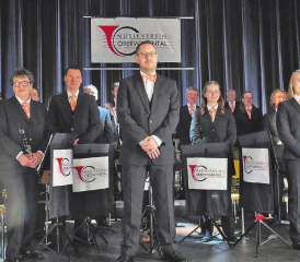 Stolz zeigten sich die Musikantinnen und Musikanten in der neuen Uniform mit oranger Krawatte.