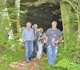 Mit Kind und Kegel pilgerten die Besucher zum Steinbruch Friedlistall, um die Sandsteinhöhlen, respektive Kavernen, zu besichtigen. (Bilder: aw.)