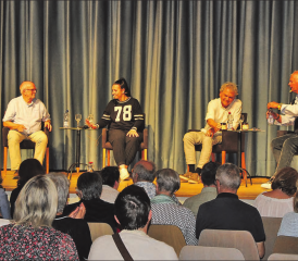 Peter Eichenberger, Simone Gysi und Clo Bisaz im Gespräch mit Gastgeber Jürgen Sahli. (Bild: rms.)