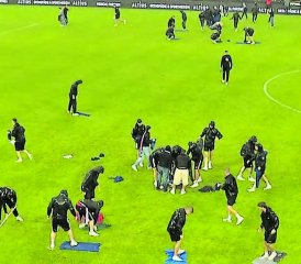 Mit vereinten Kräften, Schaufeln und Tüchern − Helfer und Fans versuchten, den Platz zu trocknen und den Spielabbruch zu verhindern. (Bild: Screenshot SRF)