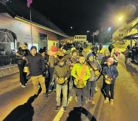 29 Kinder beteiligten sich unter Aufsicht der Feuerwehrleute am endlich wieder durchgeführten «Silvester-Glöggele». (Bild: Markus Rohrer)
