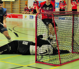 Im Heimspiel gegen Unihockey Langenthal Aarwangen landete der Ball 24 Mal im Netz. Doch am Ende des Torspektakels jubelten die Gäste. (Bild: Roland Jaus)