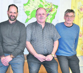 Der Wechsel nimmt seinen Lauf: Gemeindeammann Herbert Räbmatter (Mitte) erhält mit Michael Urben (links) einen erfahrenen Gemeindeschreiber als Nachfolger von Hans Stadler. (Bild: ran)