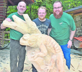Gemeinsam ging es ans Werk: Dominik Graber, Lukas Senn und NVVK-Präsident Tristan Huber hinter der Salamander-Skulptur in Rohform. (Bilder: aw.)