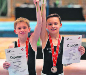 Nicola Hunziker (l.) und Fabio Herb. Die beiden Schlossrueder Kunstturner haben eine Medaille an den Schweizermeisterschaften gewonnen. (Bild: zVg.)