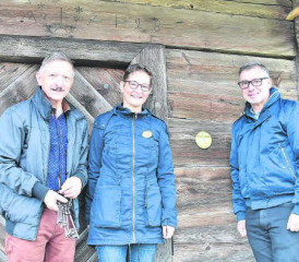 Josef Wey, Claudia Kayrooz und Rashid Kayrooz laden ein, den Erzählpunkt beim Rickenbacher Spycher zu besuchen und in die Geschichte dieses Gebäudes einzutauchen. (Bild: hg.)