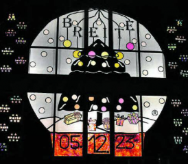 Oh Schneekugel, oh Schneekugel, wie schön sind deine Flocken: Das Adventsfenster beim Schulhaus Breite, gestaltet durch die beiden 5. Klassen. (Bilder: hg.)